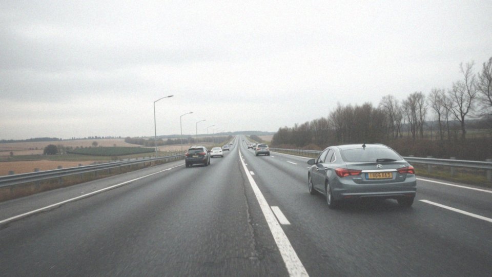 Kiedy można wyprzedzać z prawej strony na autostradzie?
